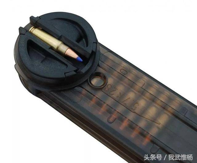水平安装在枪管上方,子弹在供弹口旋转90°后进入枪膛