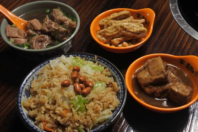 如果想吃简餐,店内的套餐,性价比也很高,咸饭,牛肉汤,牛排,地道的泉州