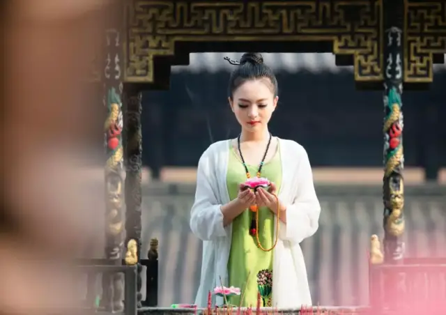 学佛的女人,相随心转,往往都有着与众不同的面相和气质.