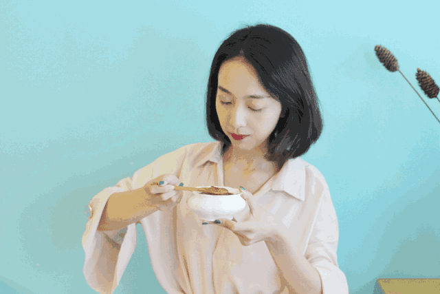 新鲜诱人的时令水果,香脆可口的坚果,配上「小仙滋」精选的鲜炖燕窝