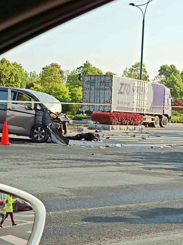 盐城发生一起车祸 面包车司机被撞弹出窗外 生死