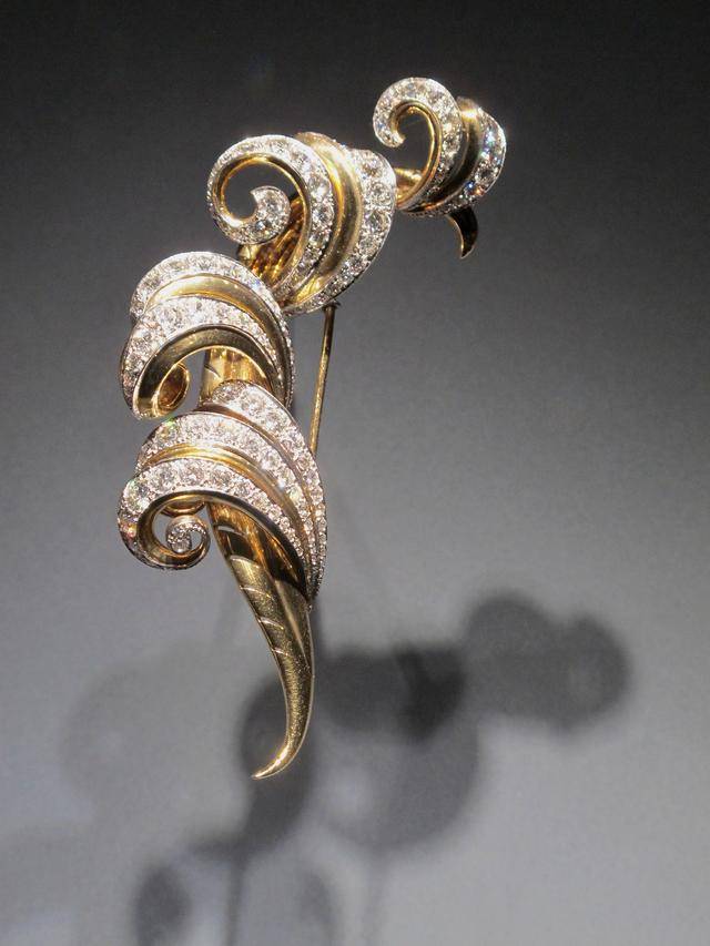「胸针迷」梵克雅宝雅艺之美典藏臻品回顾展上的珠宝胸针