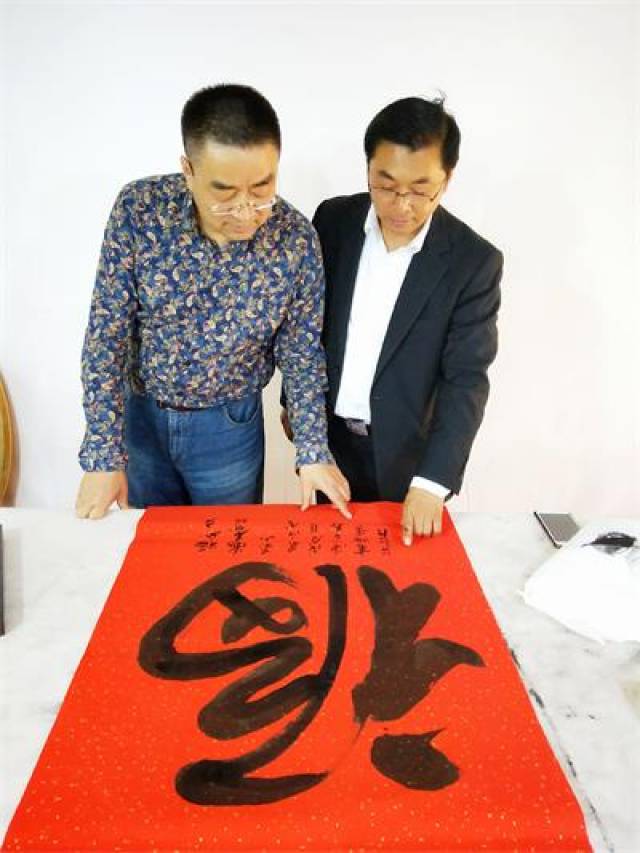 书法家王新与书画家黄强在创作中交流留影