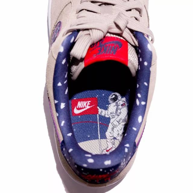 鞋垫还印有宇航员登月,穿着耐克并且插上了nike旗帜的图案,呈现了登月