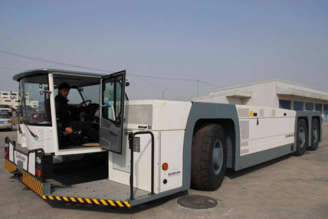 不起眼的飞机牵引车有多贵?百万级价格只是其