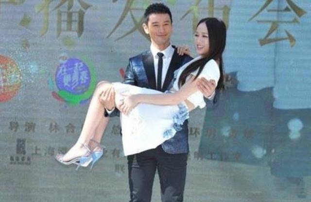 陈晓跟陈妍希如今也是低调夫妻,还是看的出陈晓很小心怕老婆走光的啊