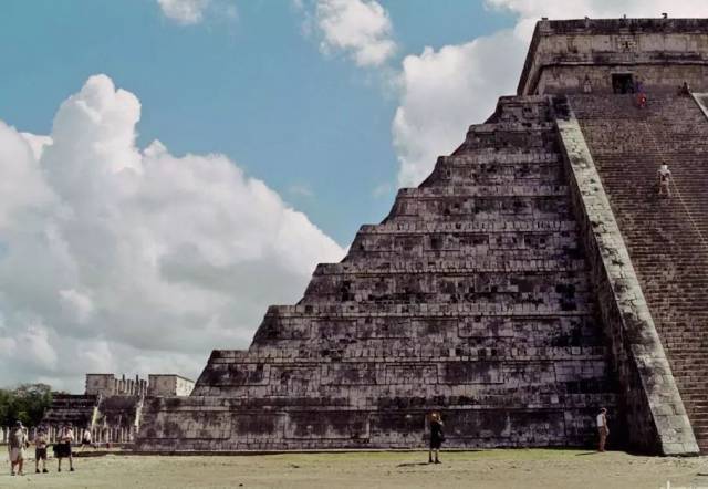 库库尔坎金字塔 库库尔坎金字塔在墨西哥尤卡坦半岛北部,是曾经古