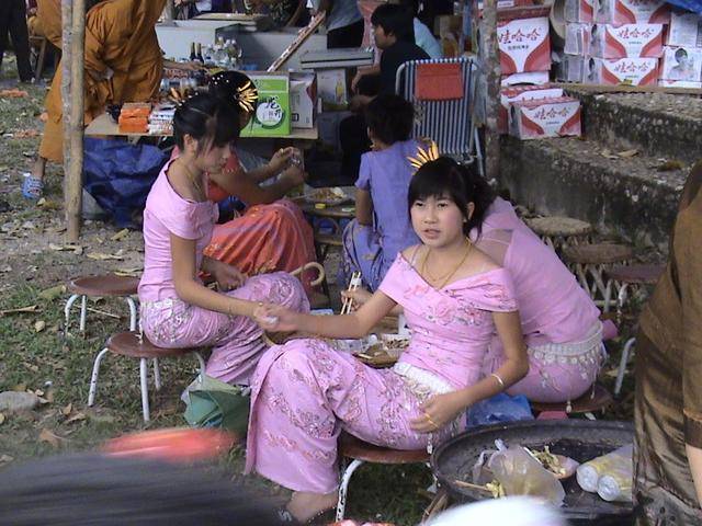 小女孩喜欢穿着缅甸的特色服装,看起来俏皮可爱.