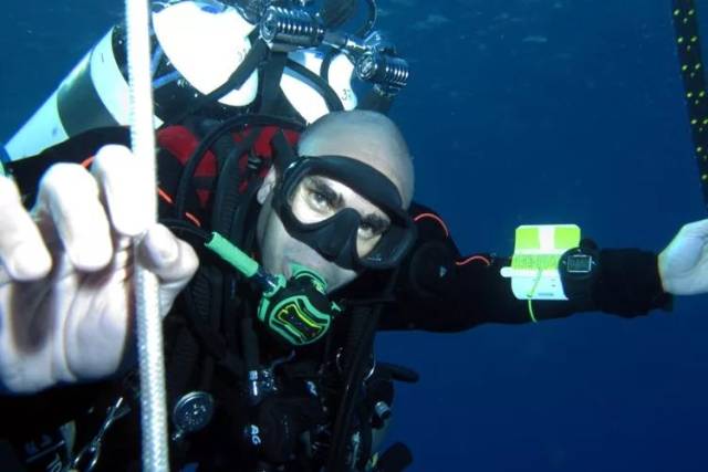 吉尼斯世界记录:埃及技潜潜水员 ahmed gabr 潜到332.35米