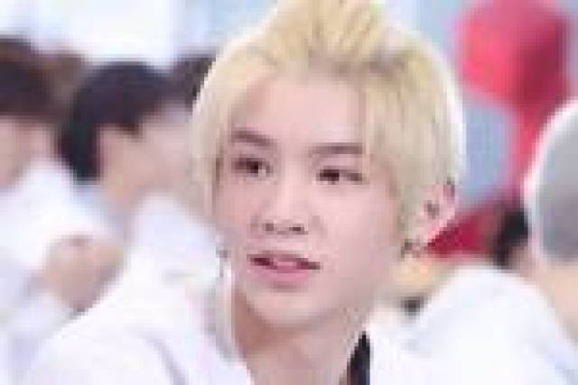 男星扎苹果头用的配饰:鹿晗用卡通熊,蔡徐坤用