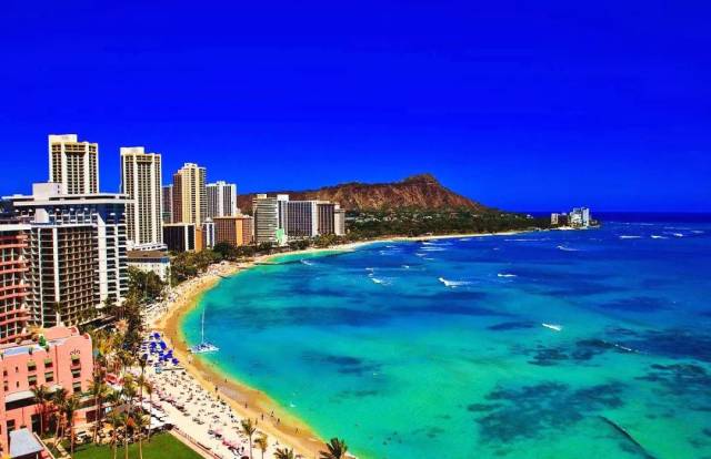 美国夏威夷威基基海滩(waikiki beach)大概是世界上最出名的海滩,也是