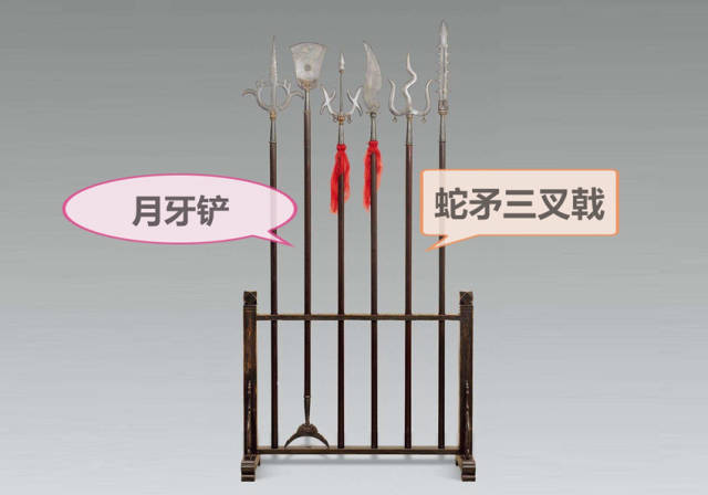 这两种奇门兵器为清朝绿营军所使用,月牙铲为古代猛将使用兵器,此兵器