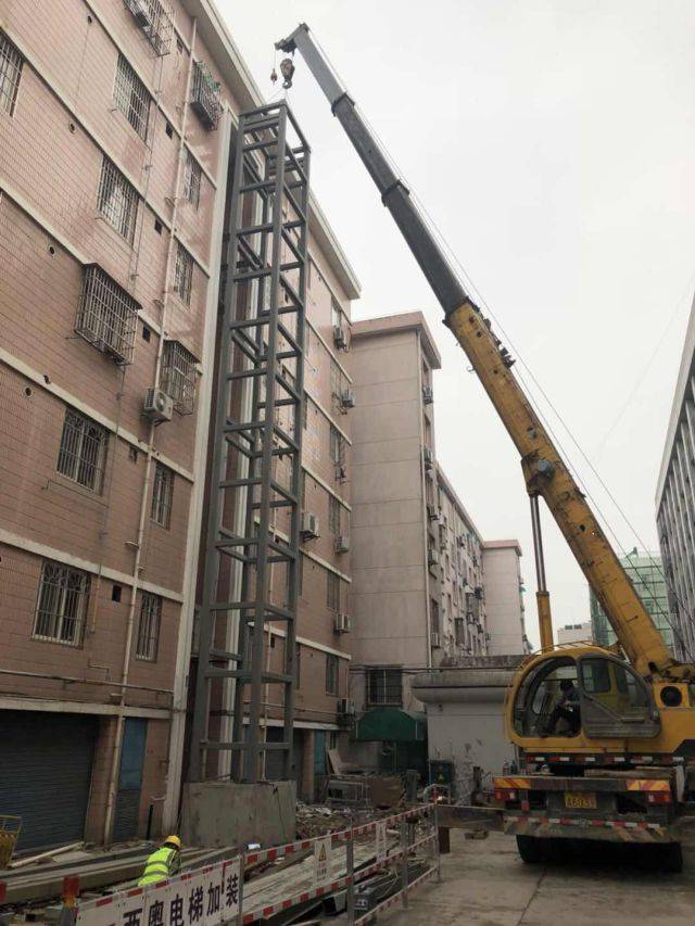 其中,石油大楼电梯钢构和脚手架都已安装完成,正在进行晾廊