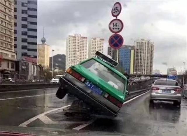 雨天路滑,西宁发生两起车祸,这些一定要知道