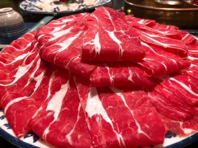 "不能没有肥 但瘦的要比肥的多" 这是吃肉的共识 京人居的 雪花牛肉