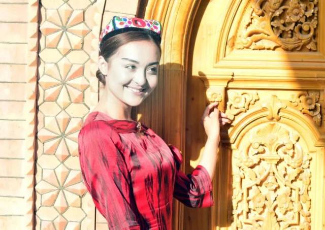 妈妈再也不会担心我瘦了 聊完美景美食,再来看看美女 来源:古城喀什