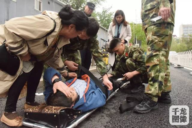 4月23日上午,姜晓忠被消防员抬上担架.