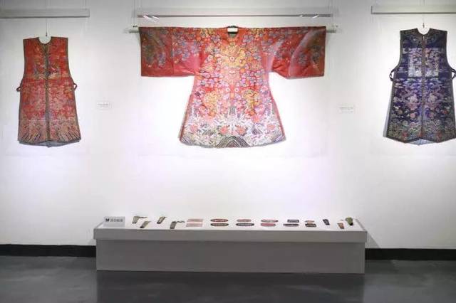 在上海纺织服饰博物馆4楼"中国传统织绣文化展"上,李雨来夫妇从历时