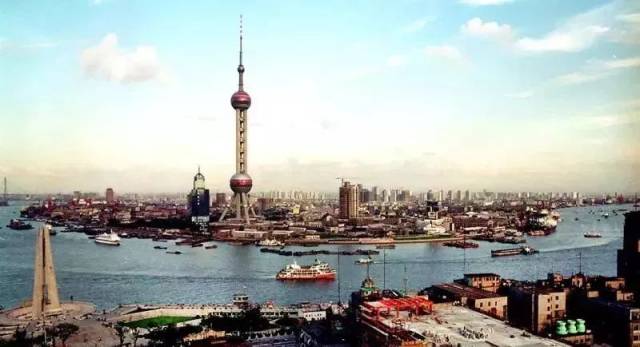 1994年的陆家嘴, 东方明珠广播电视塔"一枝独秀",成为上海最高的建筑!