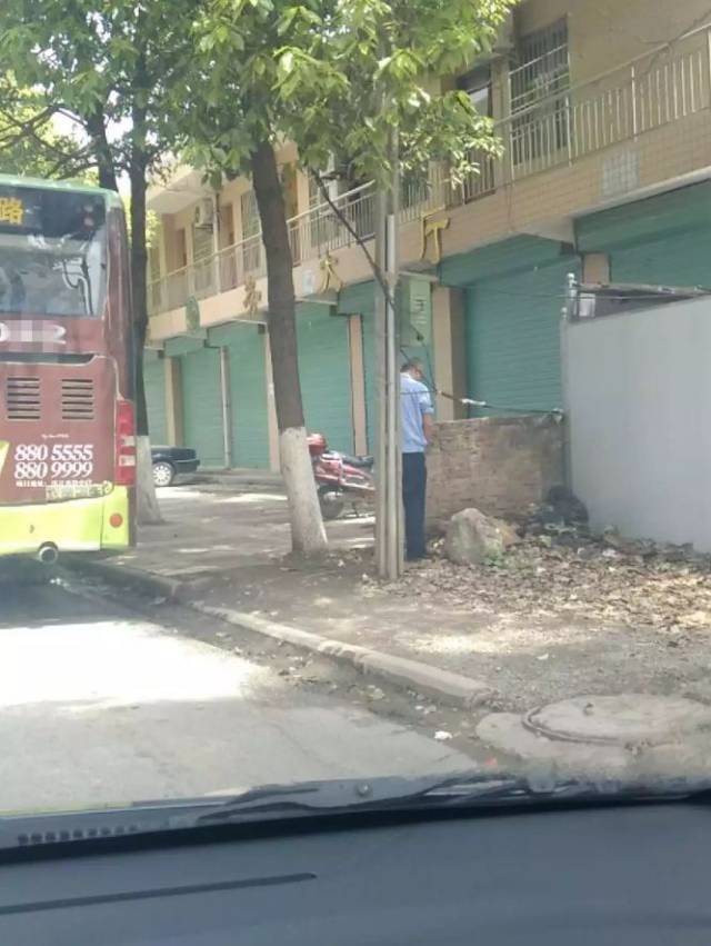 汉中公交司机路边随地小便!