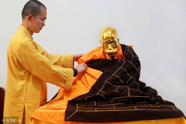 三年后再行开缸,如果缸内的高僧颜面如生,肉身不腐,他们就会再被塑成