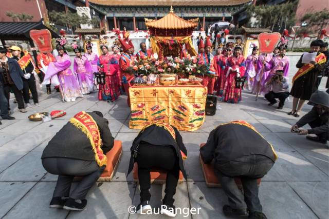 三拜九叩代表最大的敬仰,和虔诚的信念,替一方百姓祈求风调雨顺.