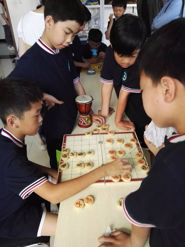 学员观摩学生下棋