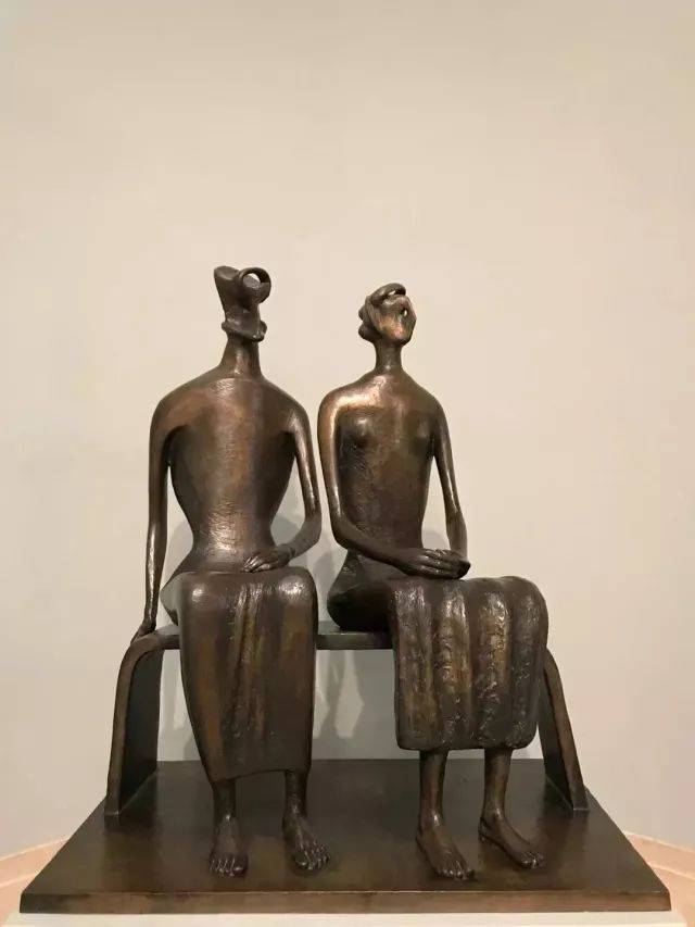 亨利摩尔雕塑作品《国王与王后》1952–3,1957年浇铸