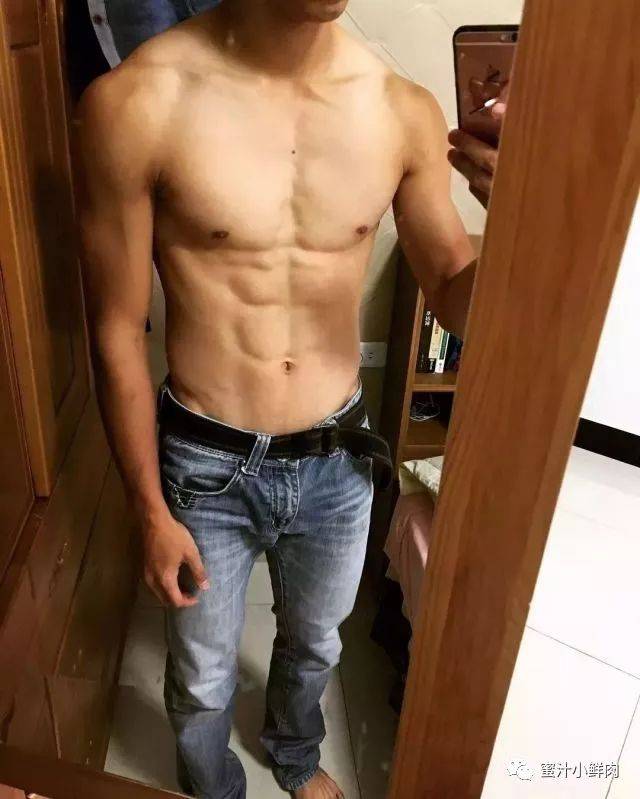 排球体育生撩球衣,筋肉腹肌小奶狗的杀伤力