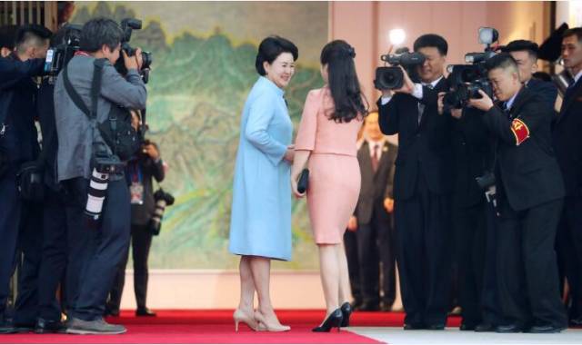 朝韩两国领导人夫人首次会面 手牵手亲密同行