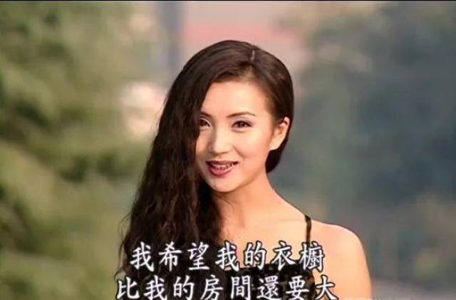 《粉红女郎》的万人迷真是金句大王啊,15年过去她现在