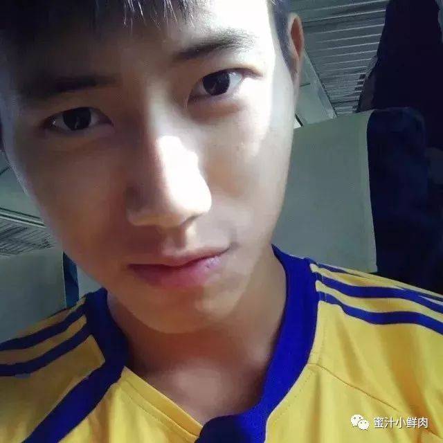 "排球" 来自台湾高雄医学院的一名排球男生, 这张在球场上展示腹肌的