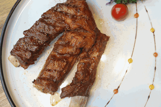肉质细嫩不柴很入味 厨师特意加入了迷迭香进行调味 讲真,我一个人