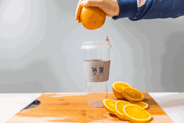 新鲜水果榨汁加茶做底,甩开了那些用糖浆的茶饮三条大马路