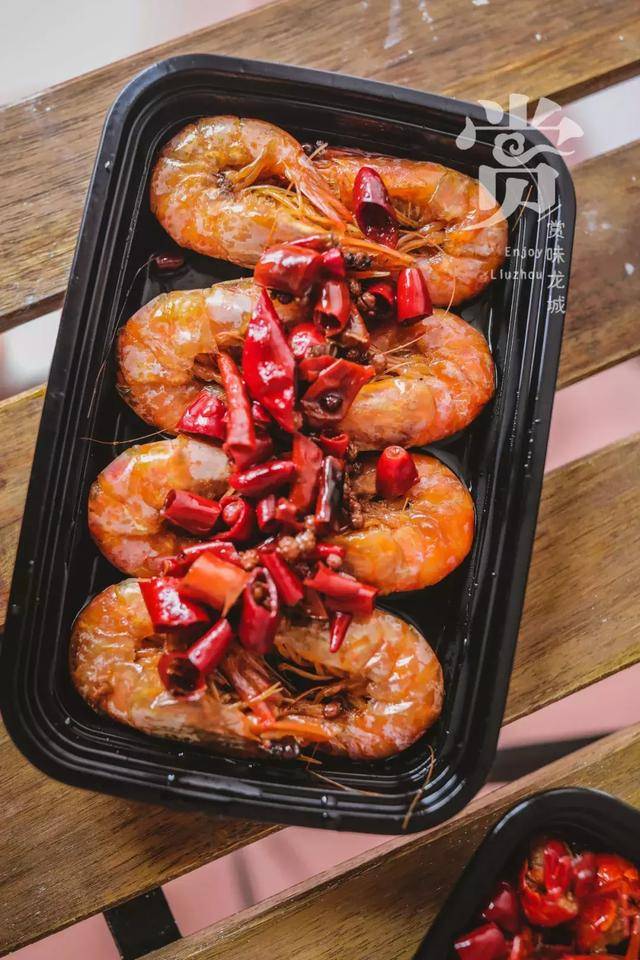 在卤大明虾之前,先放入油锅中炸过 虾壳酥软,可以直接食用.