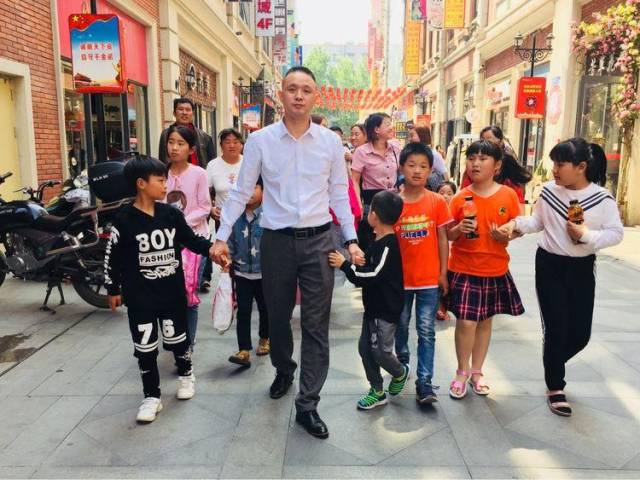 无限元宝网页游戏私服屈文刚为超变态网页游戏大全萤火虫公益协会特殊家庭的孩子授课活动成功举