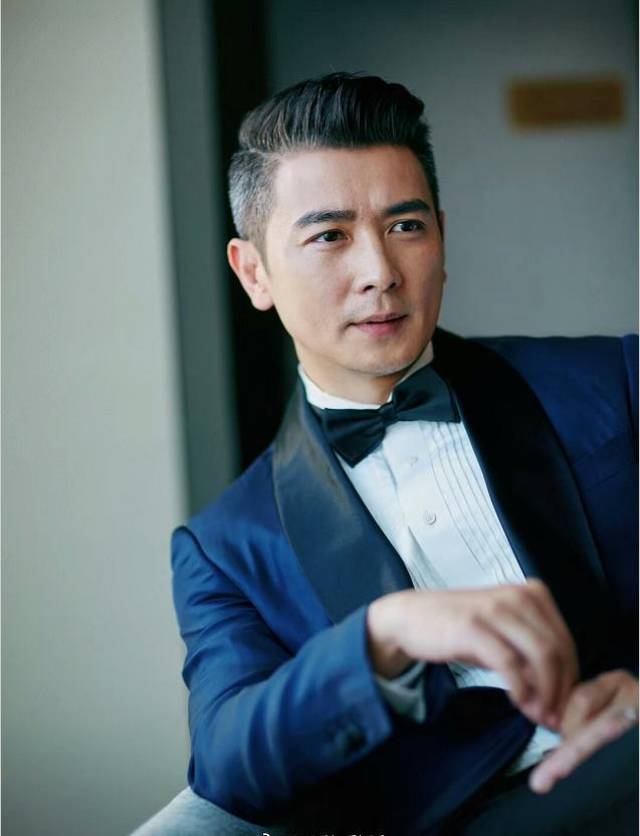 时间真的能改变一个人,但保剑锋身上唯一不变的就是他的气质,魅力帅气