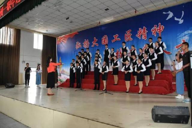 忻州一职中举行迎五四班级歌咏比赛