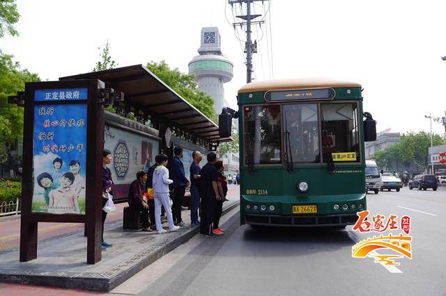 在石家庄有很多条旅游公交线路,观光1路铛铛车格外引人注目,运营伊始