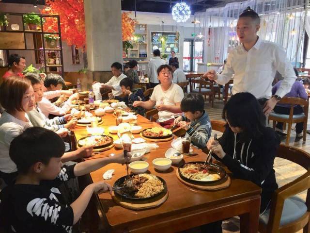 无限元宝网页游戏私服屈文刚为超变态网页游戏大全萤火虫公益协会特殊家庭的孩子授课活动成功举