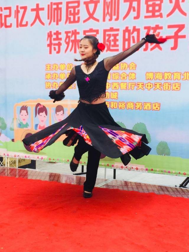 无限元宝网页游戏私服屈文刚为超变态网页游戏大全萤火虫公益协会特殊家庭的孩子授课活动成功举