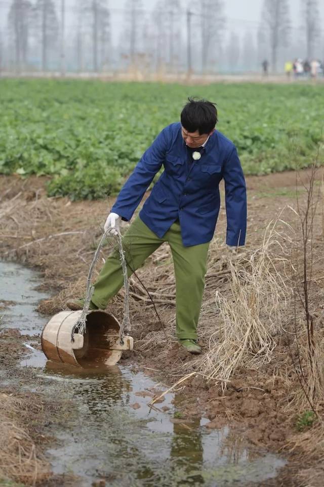 黄渤拎着水桶打水