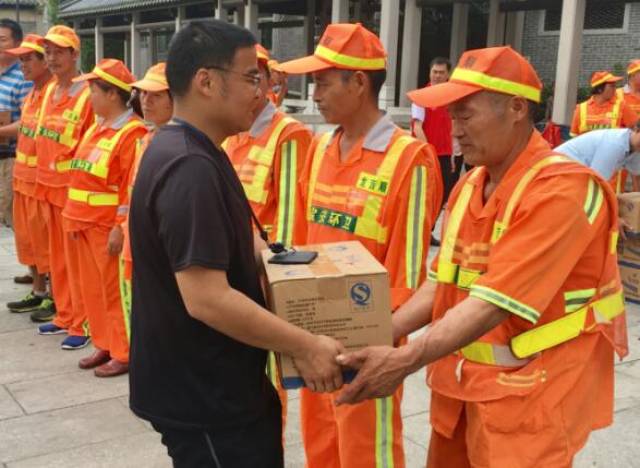 深圳宝安区爱心企业、资深义工为城市美容师送