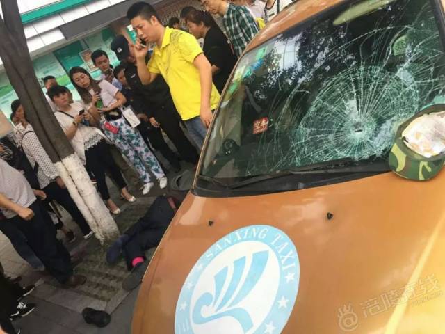 实验中学对面发生车祸,人都撞飞了!