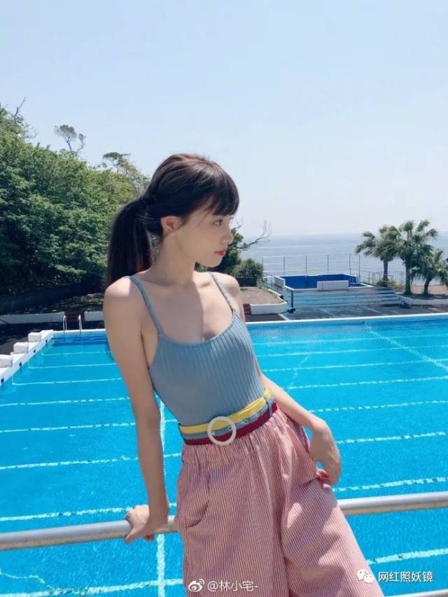 可以说是胸以下全是腿系列了,阔腿裤不愧是妹子们的秀腿神器,不仅可以