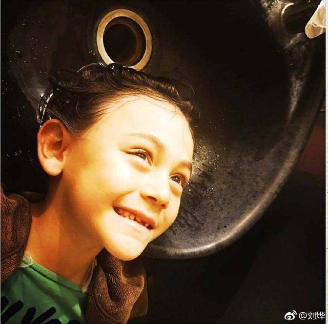 诺一当护旗手,一脸肃穆认真,刘烨骄傲晒照:和我