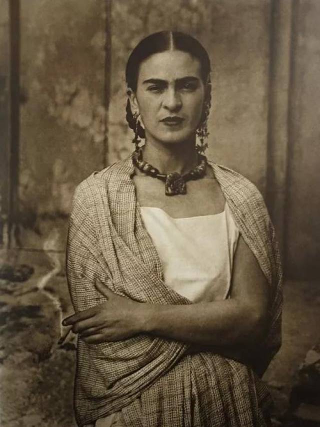 弗里达·卡罗(frida kahlo,生于1907年的西班牙,丈夫是西班牙的壁画