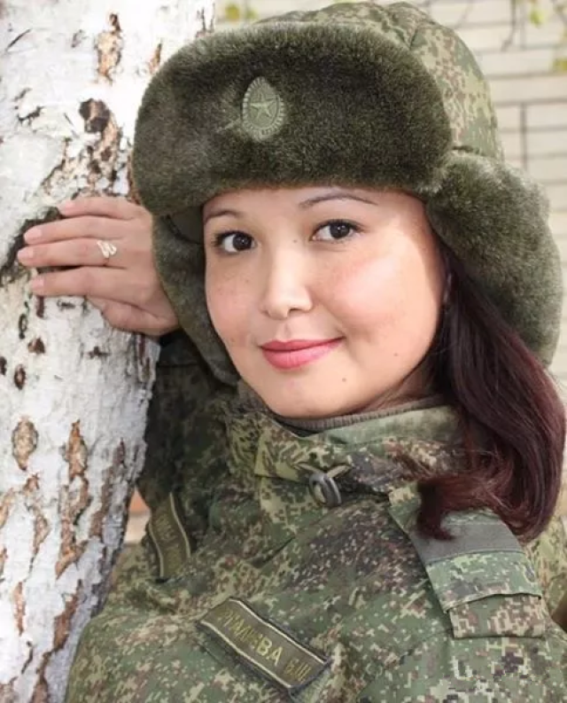 肤白貌美大长腿,战斗民族出美女,揭开俄罗斯女兵神秘的面纱