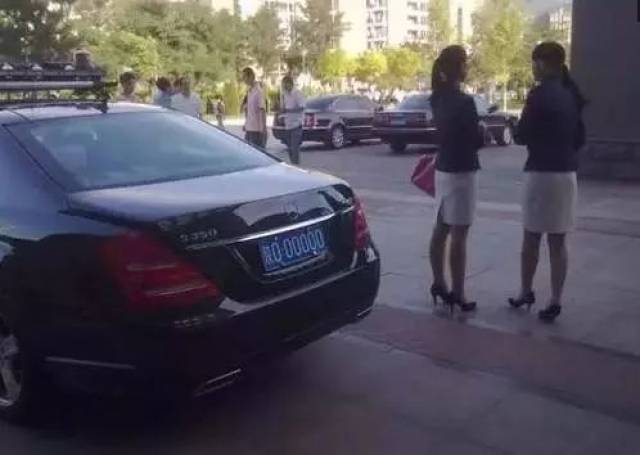 女车主拿到新车牌后,车牌号码让很尴尬,都不想挂了
