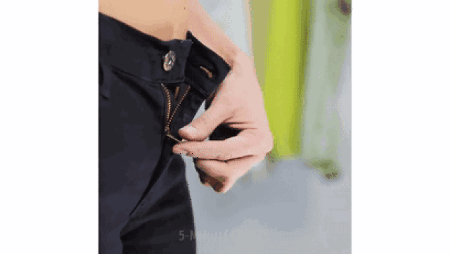 出了门才发现自己的裤子拉链忘了拉.